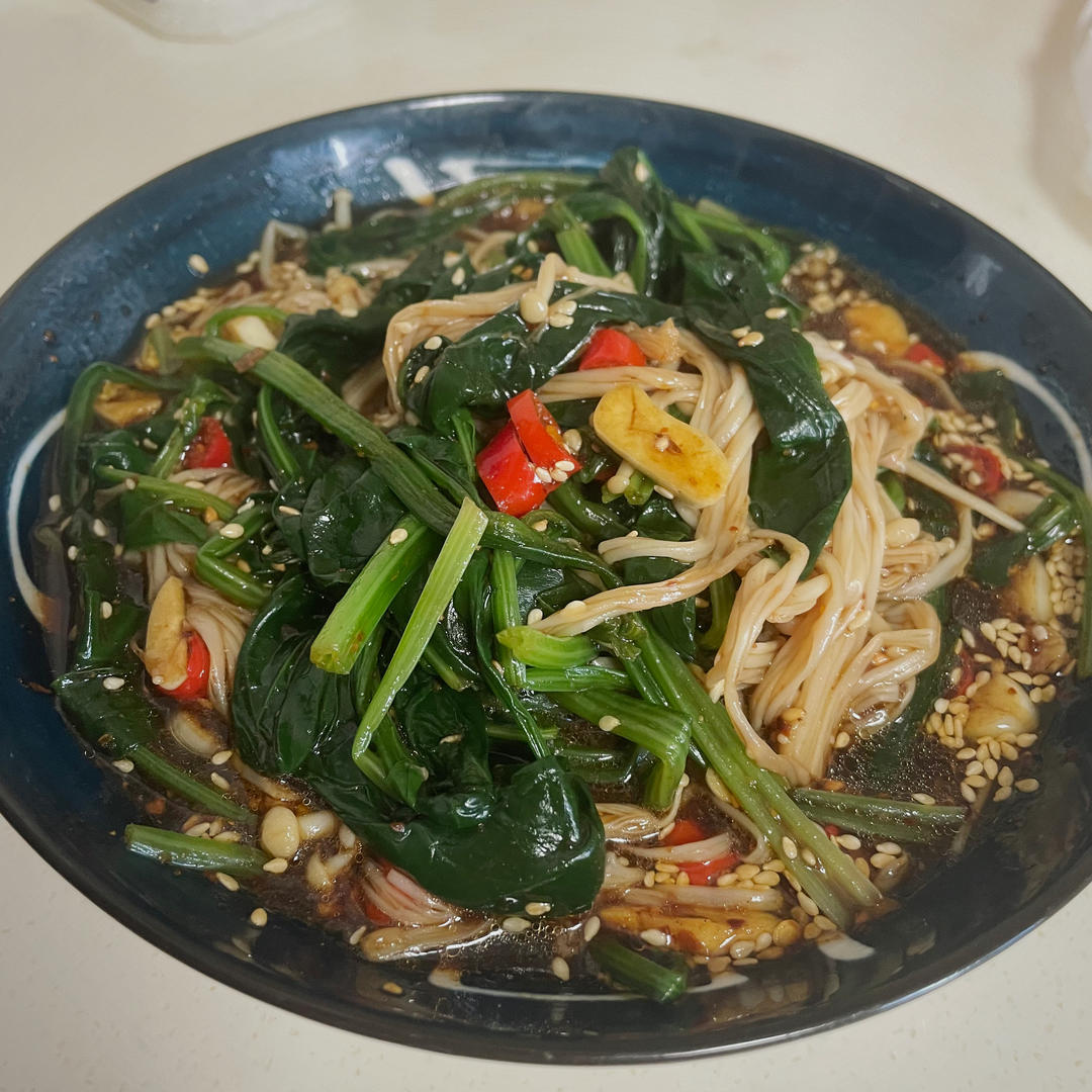 解馋减脂餐！酸辣开胃又下饭的菠菜拌金针菇