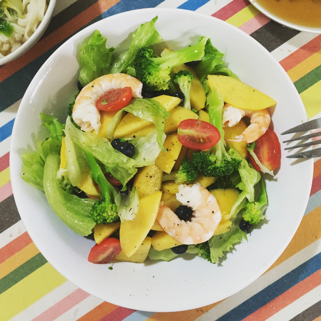 乔伊大菠萝做的夏日黄桃沙拉