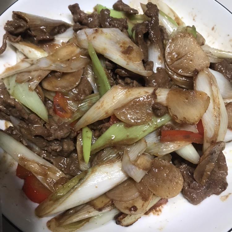 厨师长教你：“葱爆牛肉”的家常做法，葱香味浓郁先收藏起来