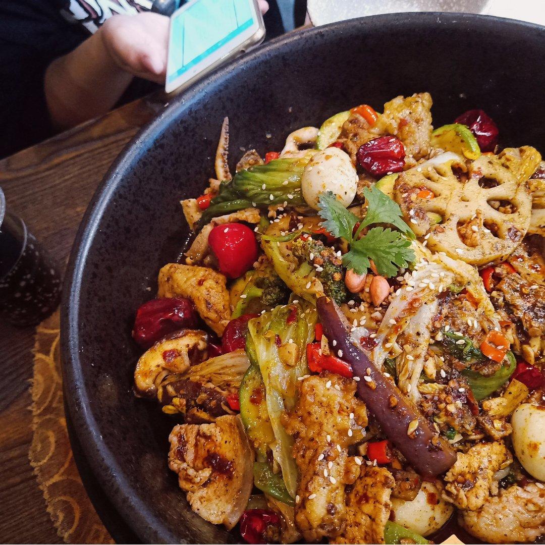 是谁来自山川湖海，却囿于昼夜厨房与爱。