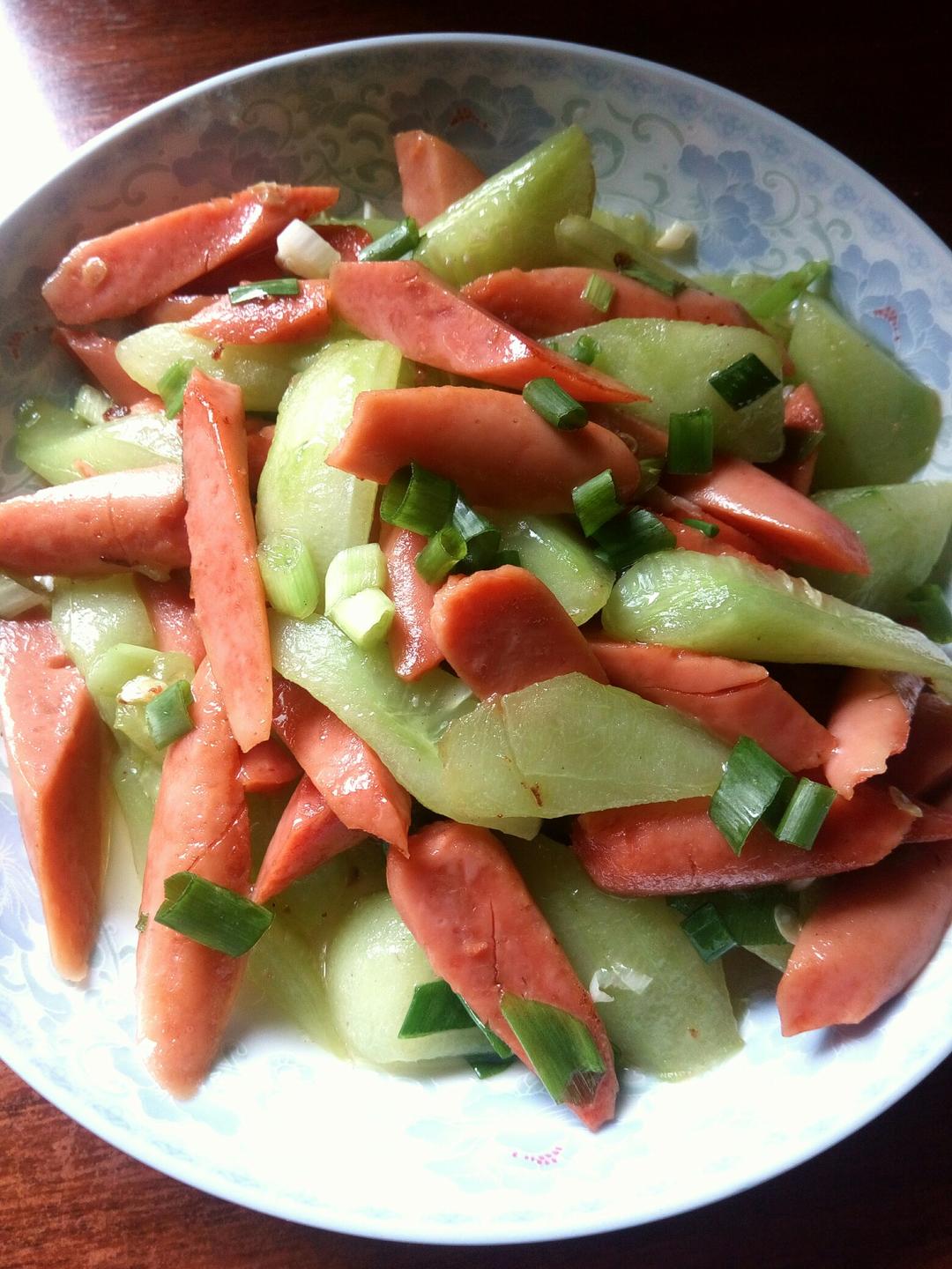 厨1娘娘做的火腿肠炒黄瓜