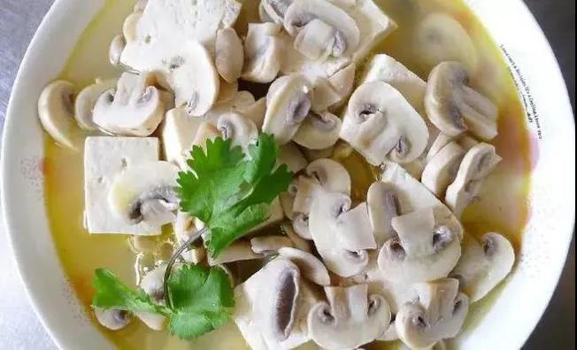 白蘑菇炖豆腐，鲜嫩爽滑又美味鲜香，很多人越吃越健康！的做法 步骤5