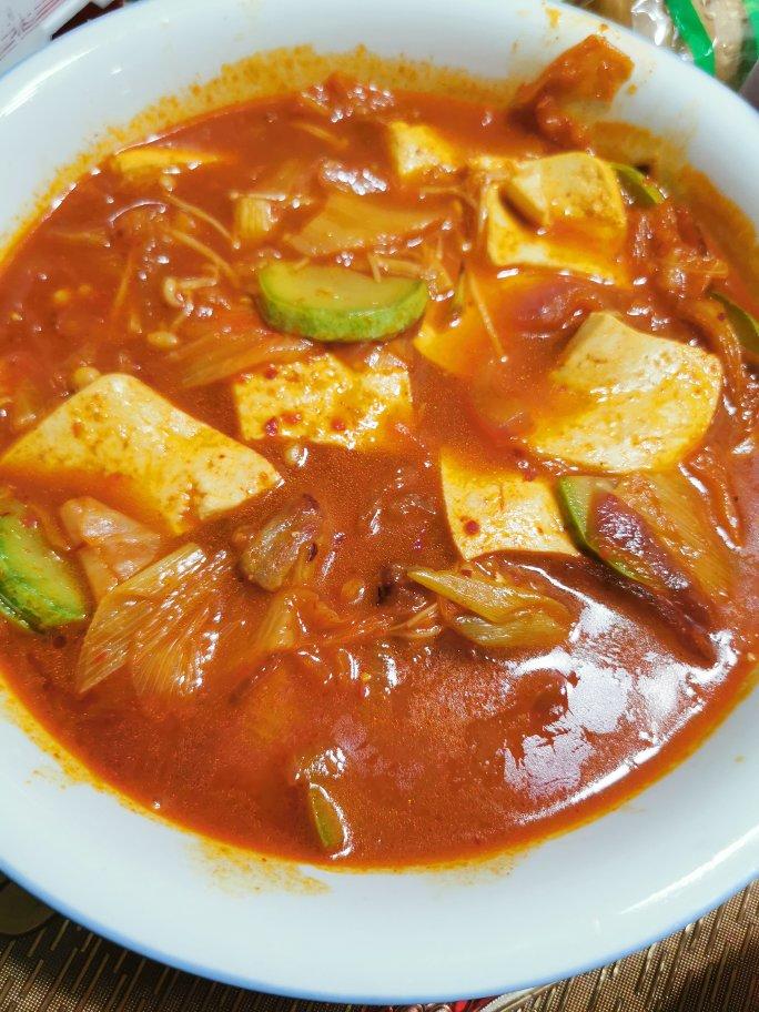 韩式泡菜豆腐锅/辣白菜豆腐汤