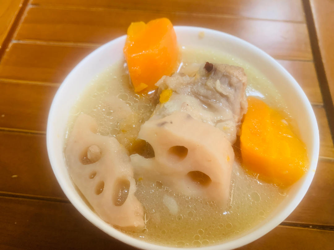 这一口，我想了好久！湖北的莲藕排骨汤就是不一样