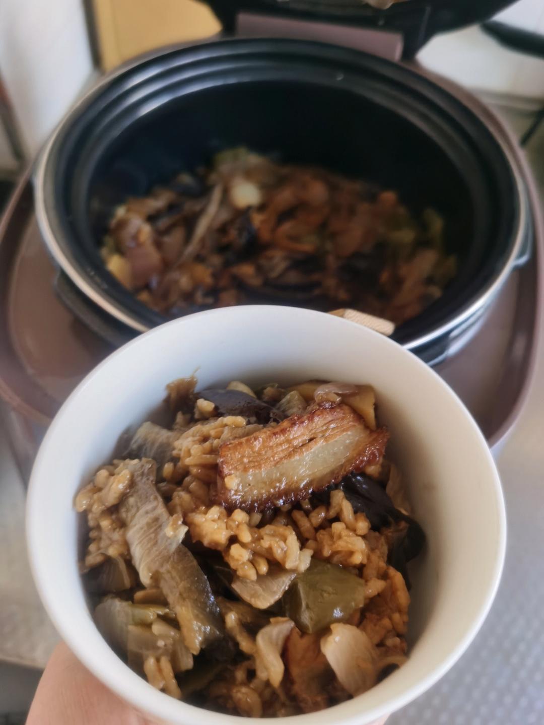 好吃到怀疑人生的懒人电饭煲茄子烧肉焖饭！巨下饭！