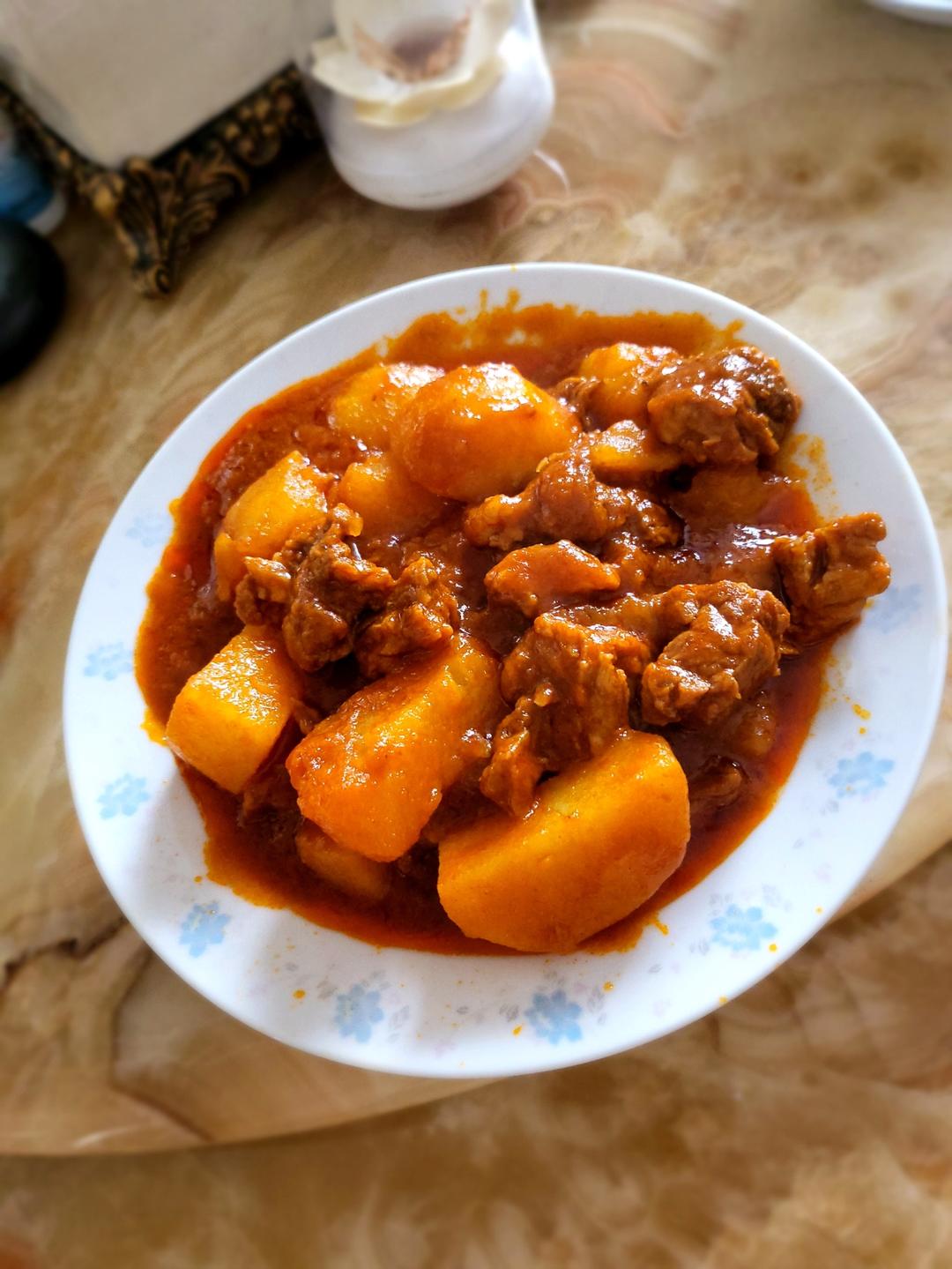 汤浓肉嫩的番茄牛腩，牛腩软烂秘法