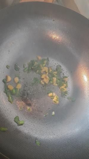酸辣猪肚海鲜菇汤的做法 步骤3