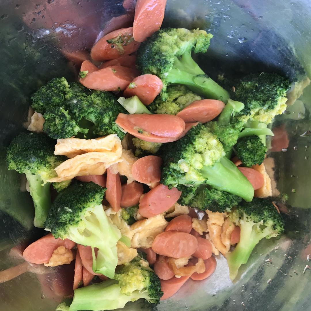 {☀快手晚餐☀}火腿肠滑蛋西兰花