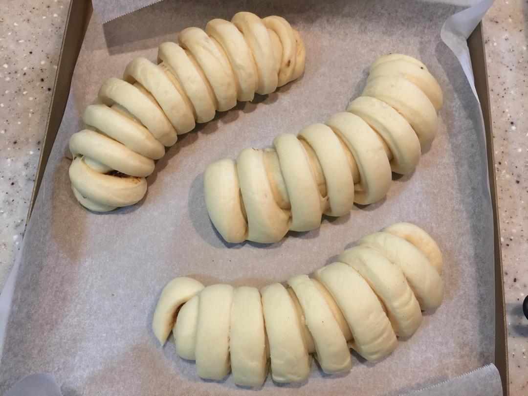 牛肉松毛毛虫面包