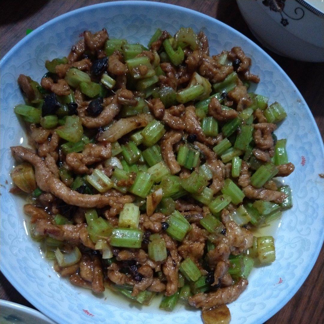 芹菜炒肉