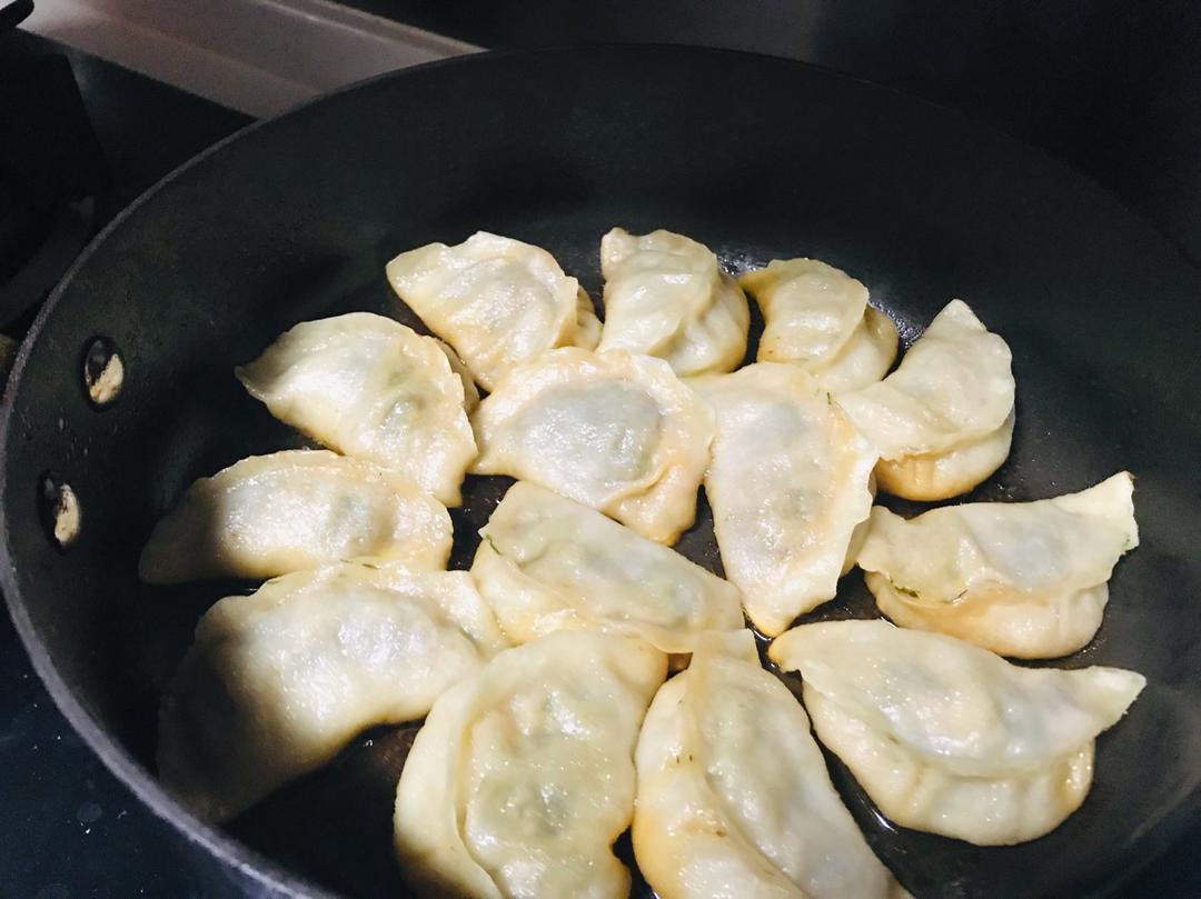 速冻饺子版锅贴