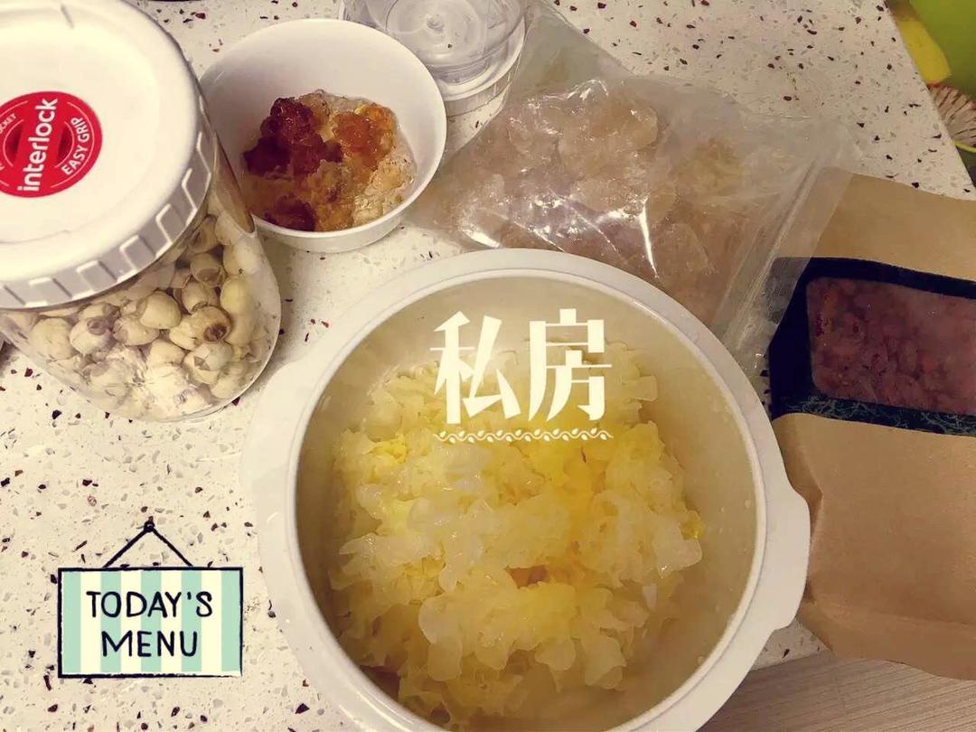 雪梨银耳莲子桂圆汤
