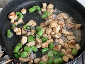 香喷喷超好吃的广式咸鱼鸡粒炒饭的做法 步骤7