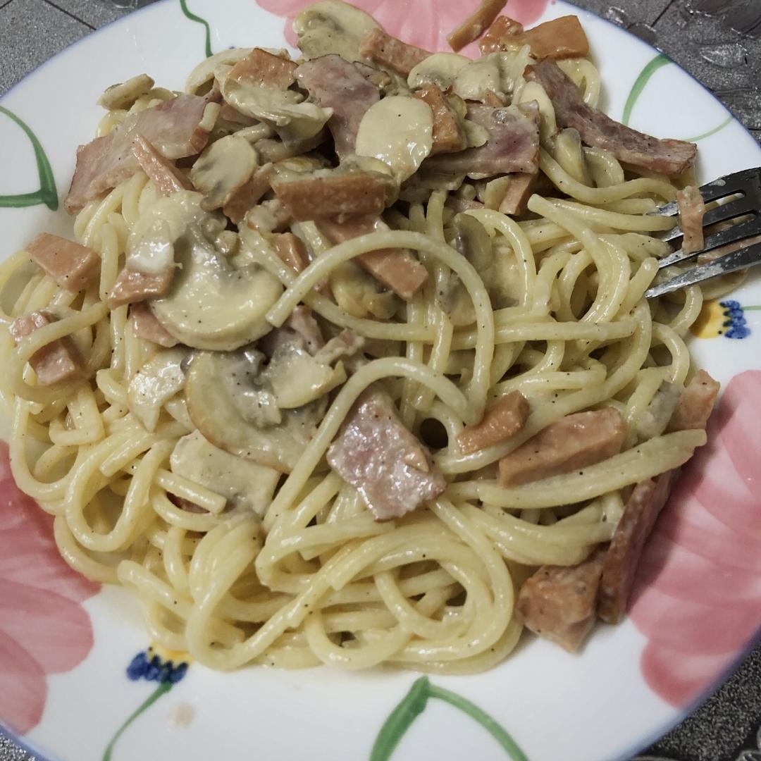 白蘑菇奶油培根意面