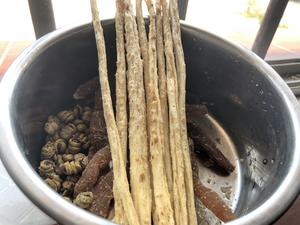 山药花菇排骨汤的做法 步骤1