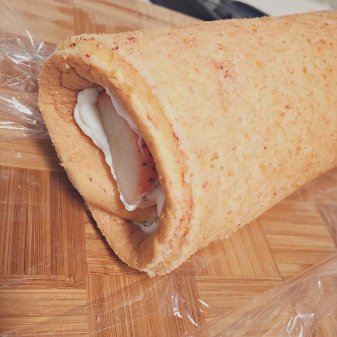 草莓牛乳蛋糕卷