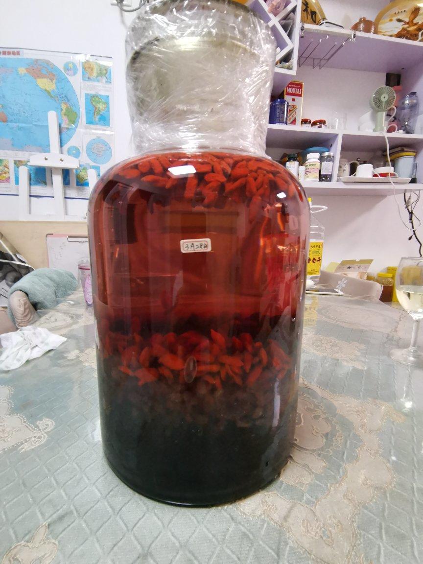 据说养肾固发美容的 桑葚干枸杞酒