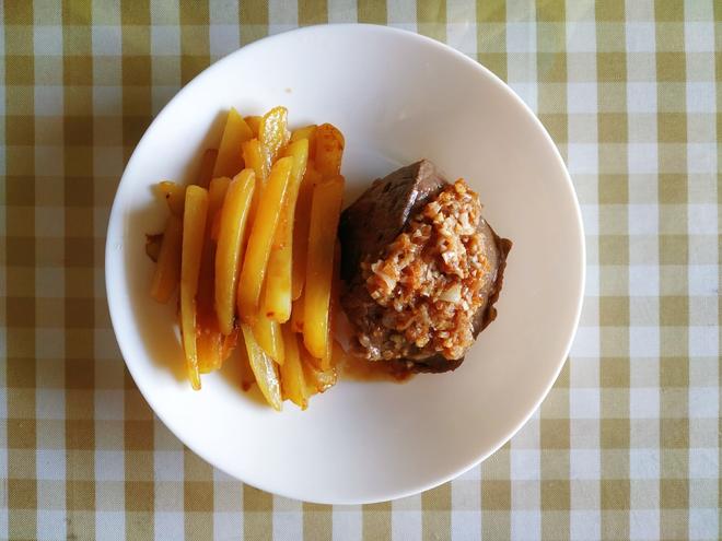 电饭锅版【侠饭】第四话 风味香煎牛排、咸牛肉鲜炒土豆条的做法