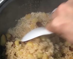 土豆腊肠焖饭的做法 步骤5
