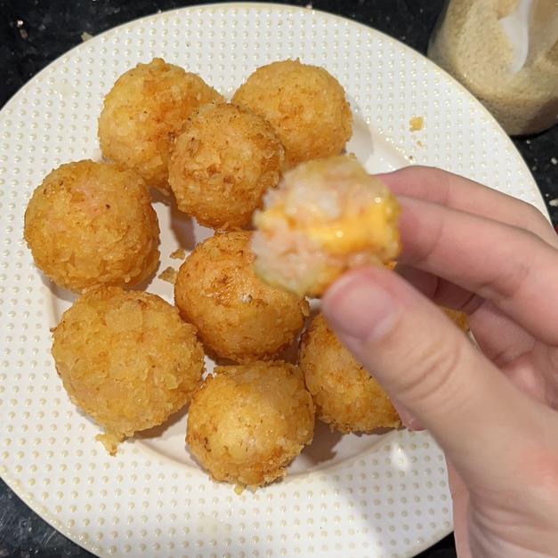 一口一个的脆脆爆浆芝士虾球的做法