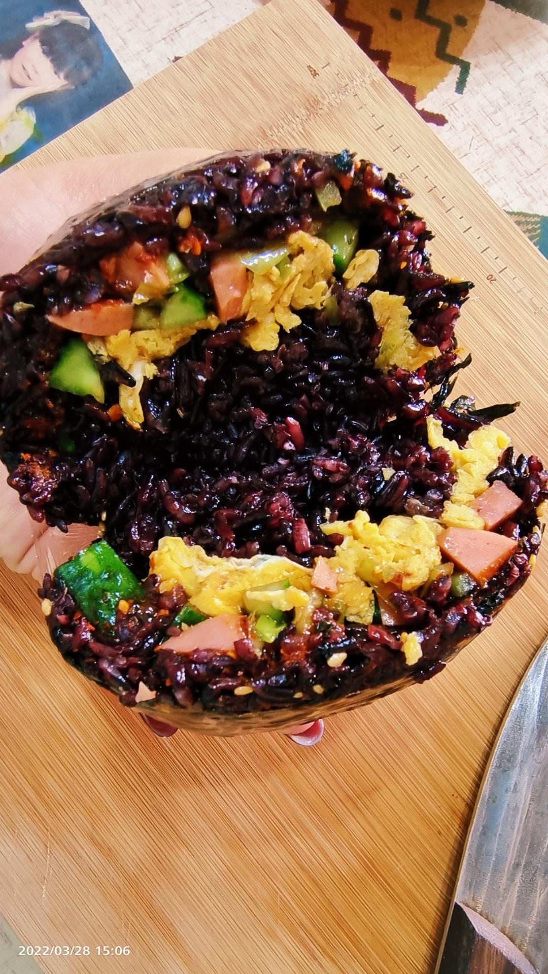 简单易做的紫米饭团