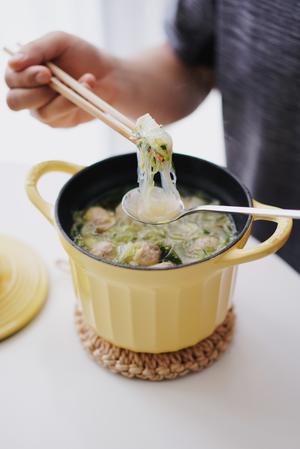 砂锅白菜肉丸粉丝汤（北鼎铸铁锅版）的做法 步骤8