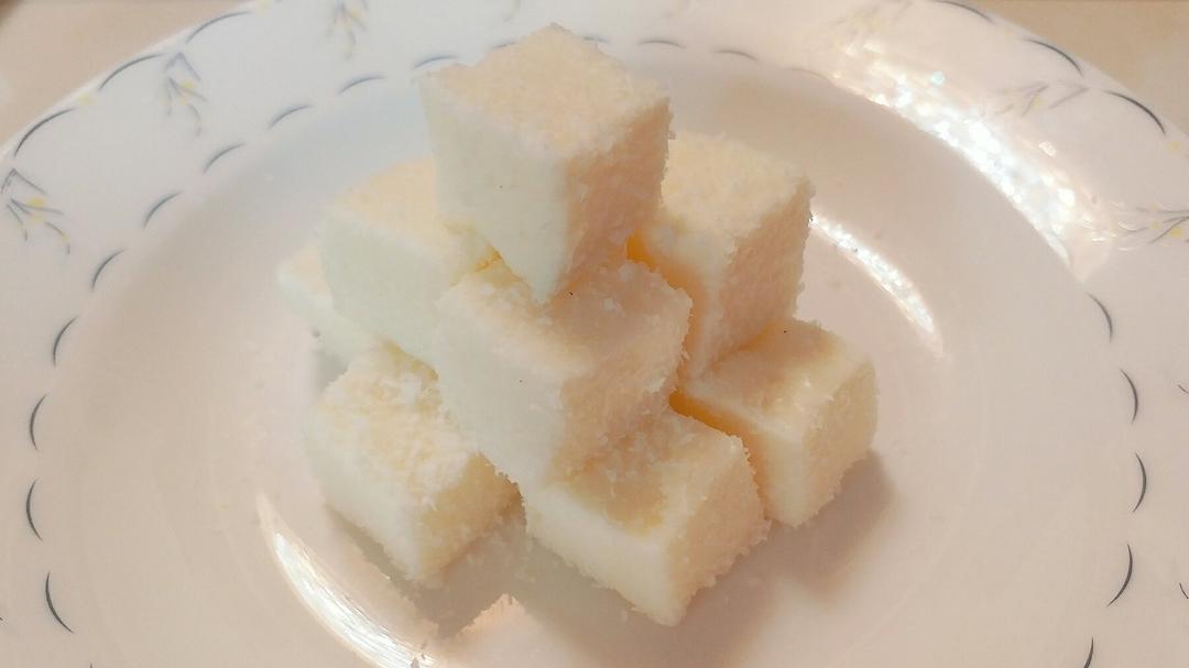【视频】85度C 椰蓉牛奶小方～不用烤箱的夏日甜点