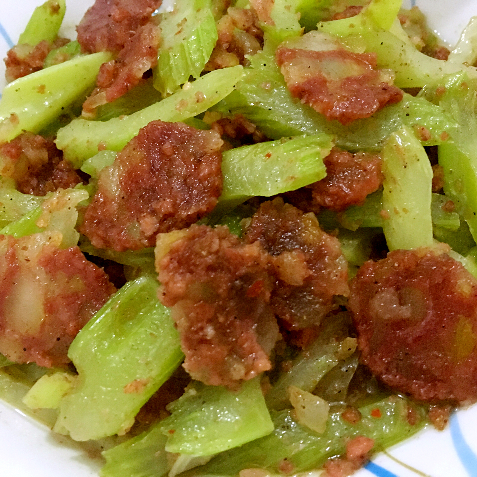 腊肠炒芹菜