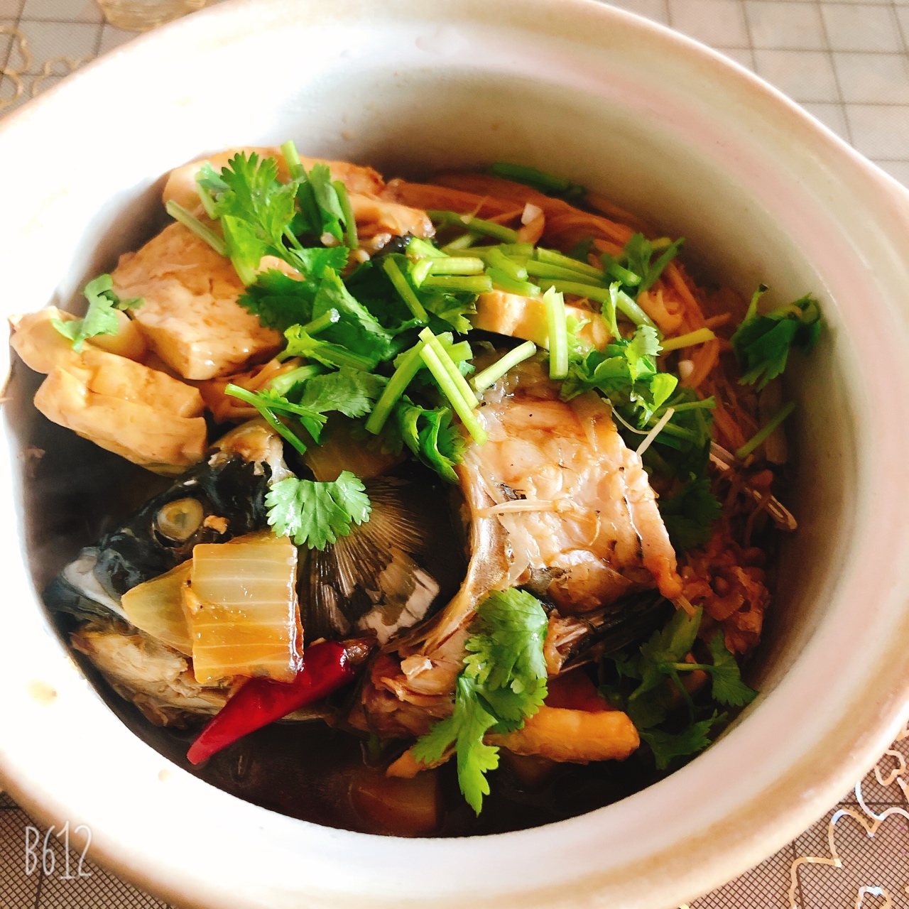 砂锅鱼头豆腐煲--张亮砂锅三文鱼头改良版