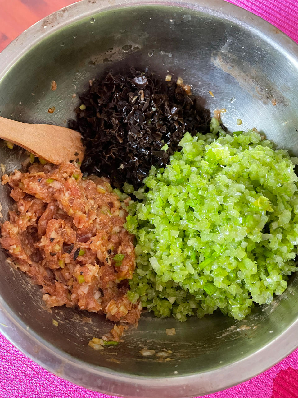 芹菜木耳鲜肉水饺