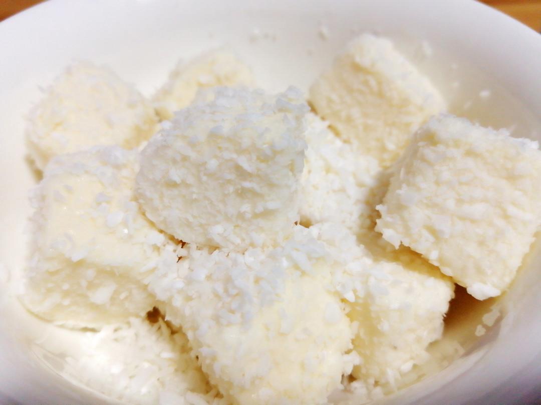 【视频】85度C 椰蓉牛奶小方～不用烤箱的夏日甜点