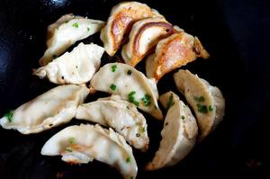 大白菜猪肉生煎-煎饺的做法 步骤7