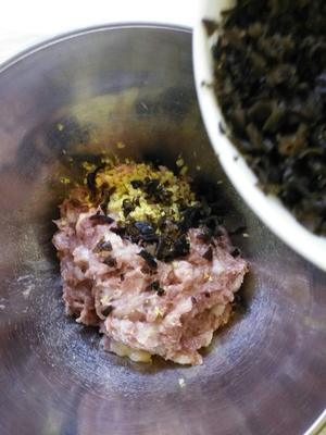芹菜冬菇木耳猪肉饺的做法 步骤3