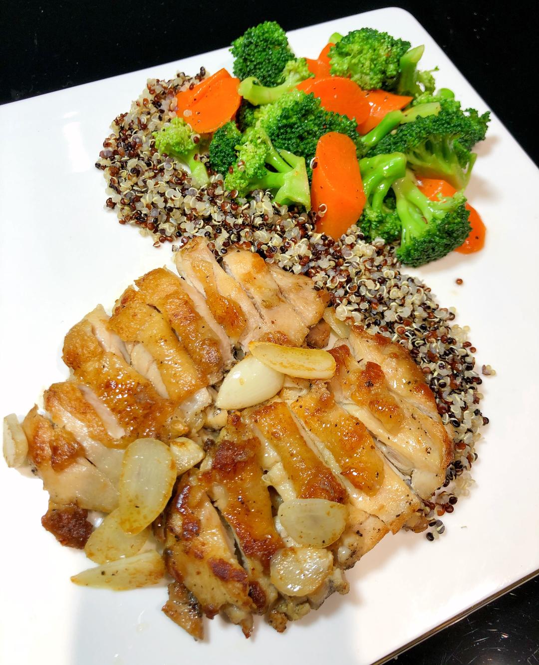 香煎鸡腿&藜麦蔬菜沙拉的做法