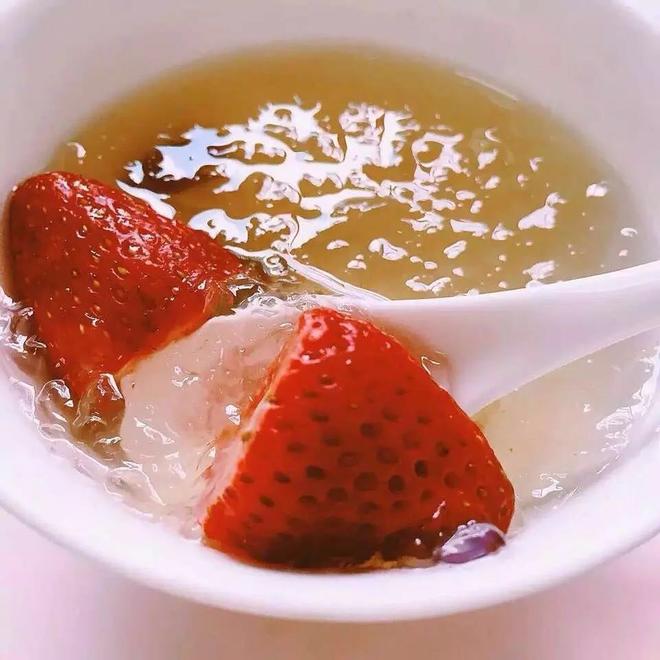 燕窝炖牛奶+草莓的做法