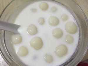 牛奶煮汤圆的做法 步骤3