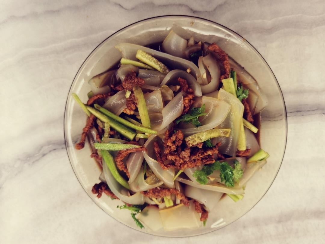 东北拍黄瓜拌拉皮凉菜