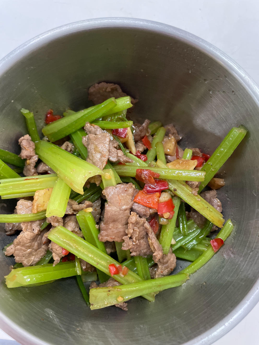 好吃到邻居敲门蹭饭的芹菜炒牛肉！