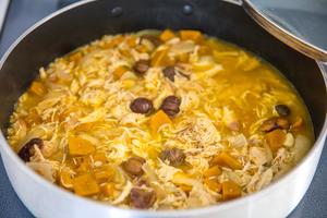 南瓜栗子鸡汤丨健康·三餐的做法 步骤2