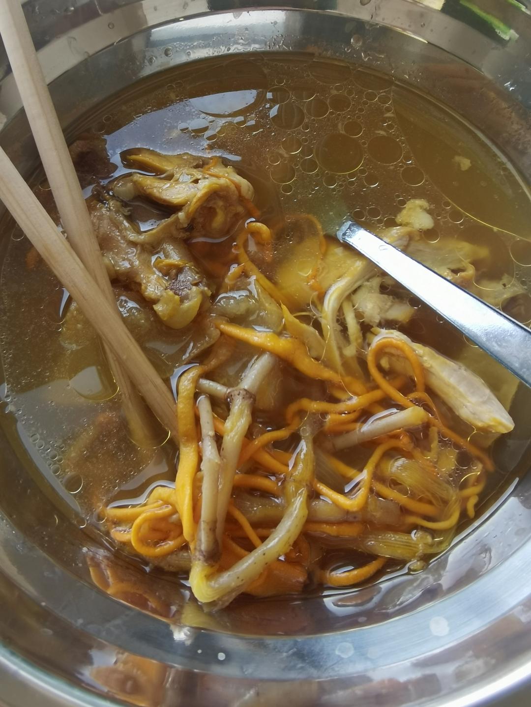 鱼腥草虫草花土鸡汤