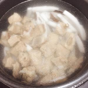 椰子煲排骨汤的做法 步骤2