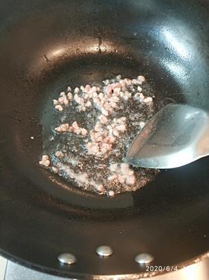 🔥🔥🔥🔥盘子都舔干净的－鲜虾卷心菜蒜香烤肠炒米饭的做法 步骤4
