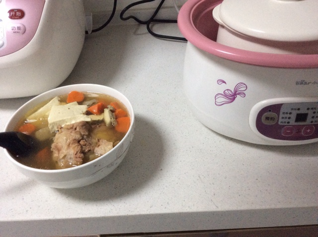 胡萝卜玉米大骨汤