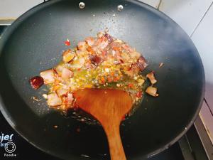 无敌下饭的甜晒莴苣干炒老腊肉的做法 步骤6