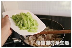 芹菜肉片炒海蘑菇的做法 步骤7