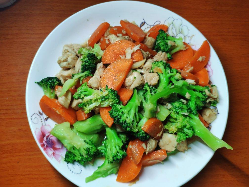 健康低脂家常菜—鸡胸肉炒西兰花