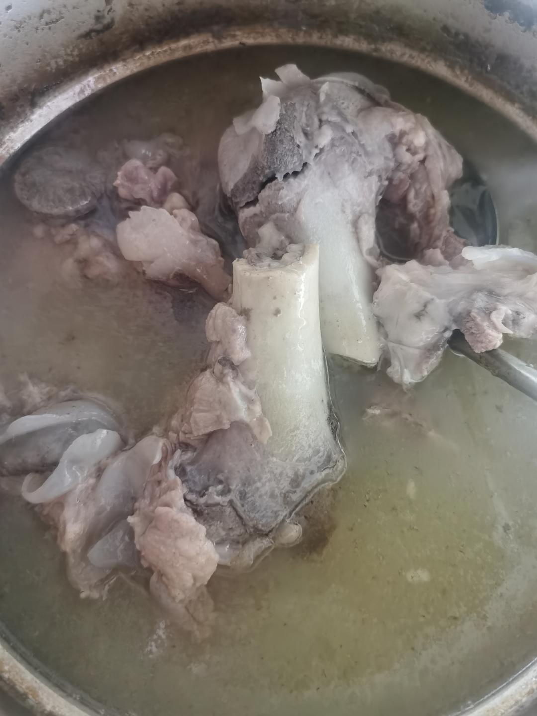 非常简单又美味的大骨头汤