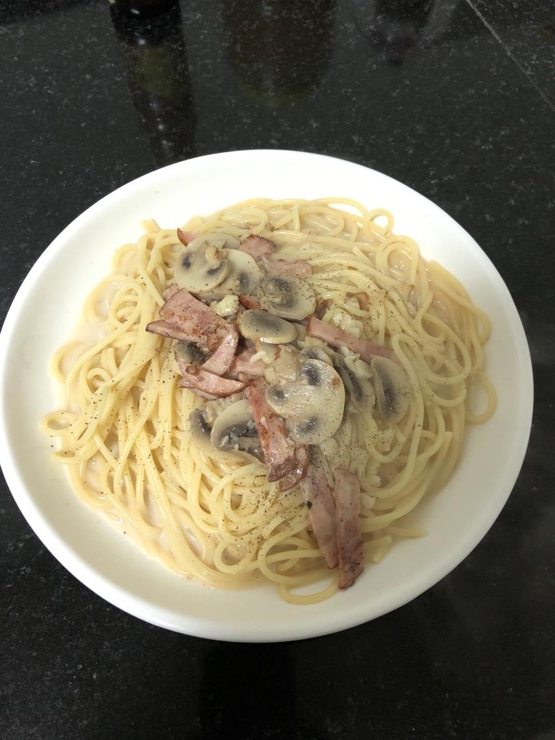 奶油蘑菇培根意面