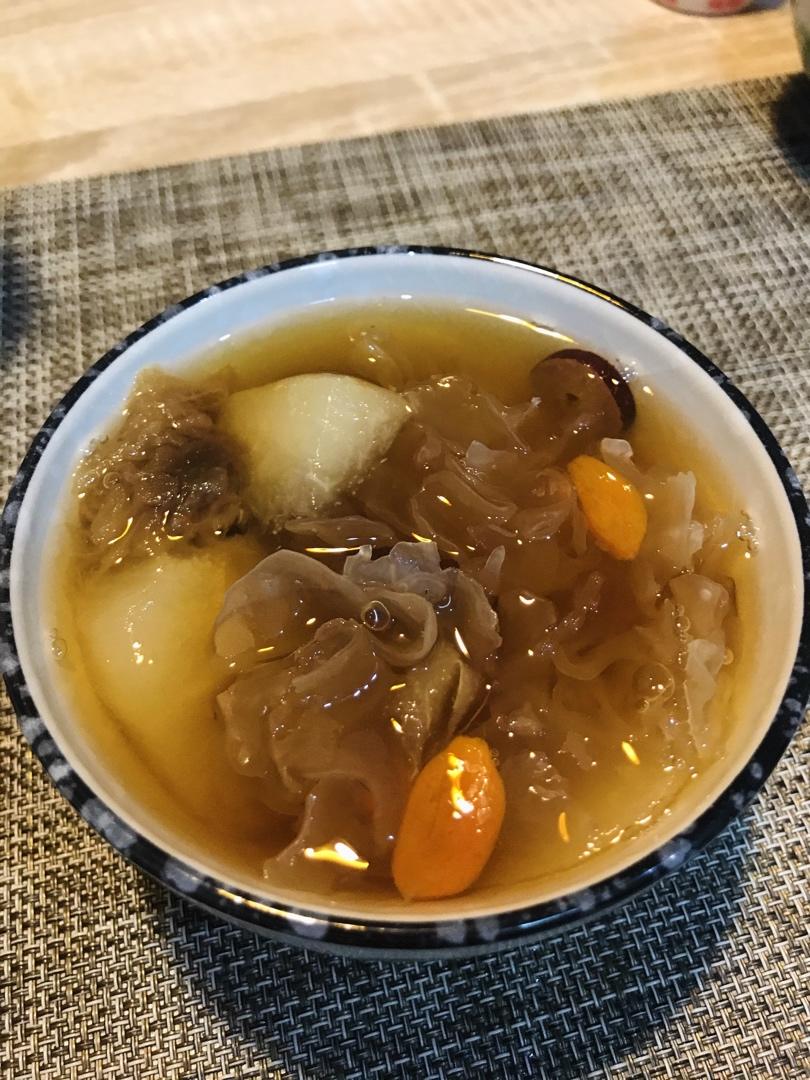 冰糖银耳红枣汤