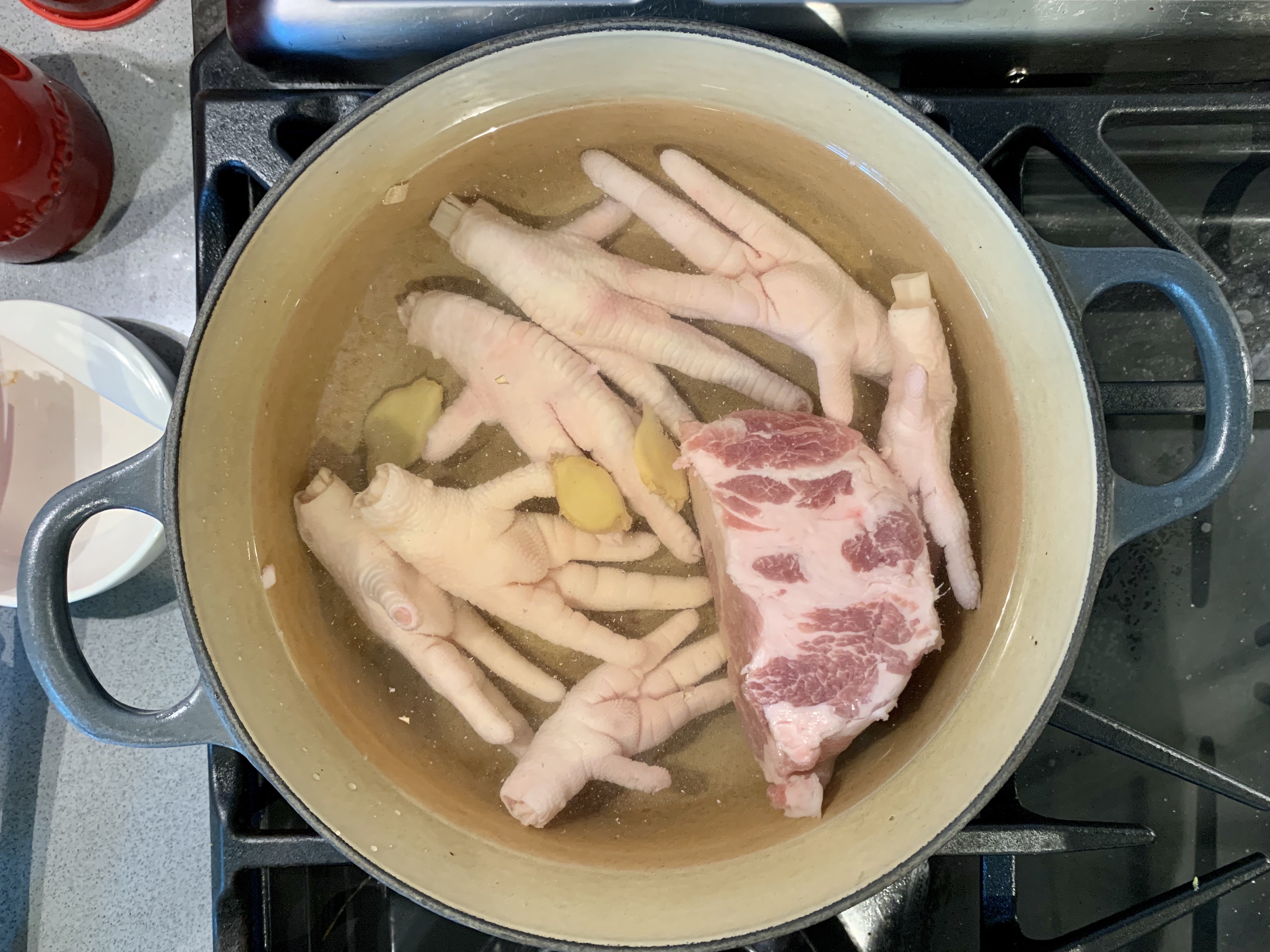 滋润清甜木瓜眉豆鸡爪汤的做法 步骤2